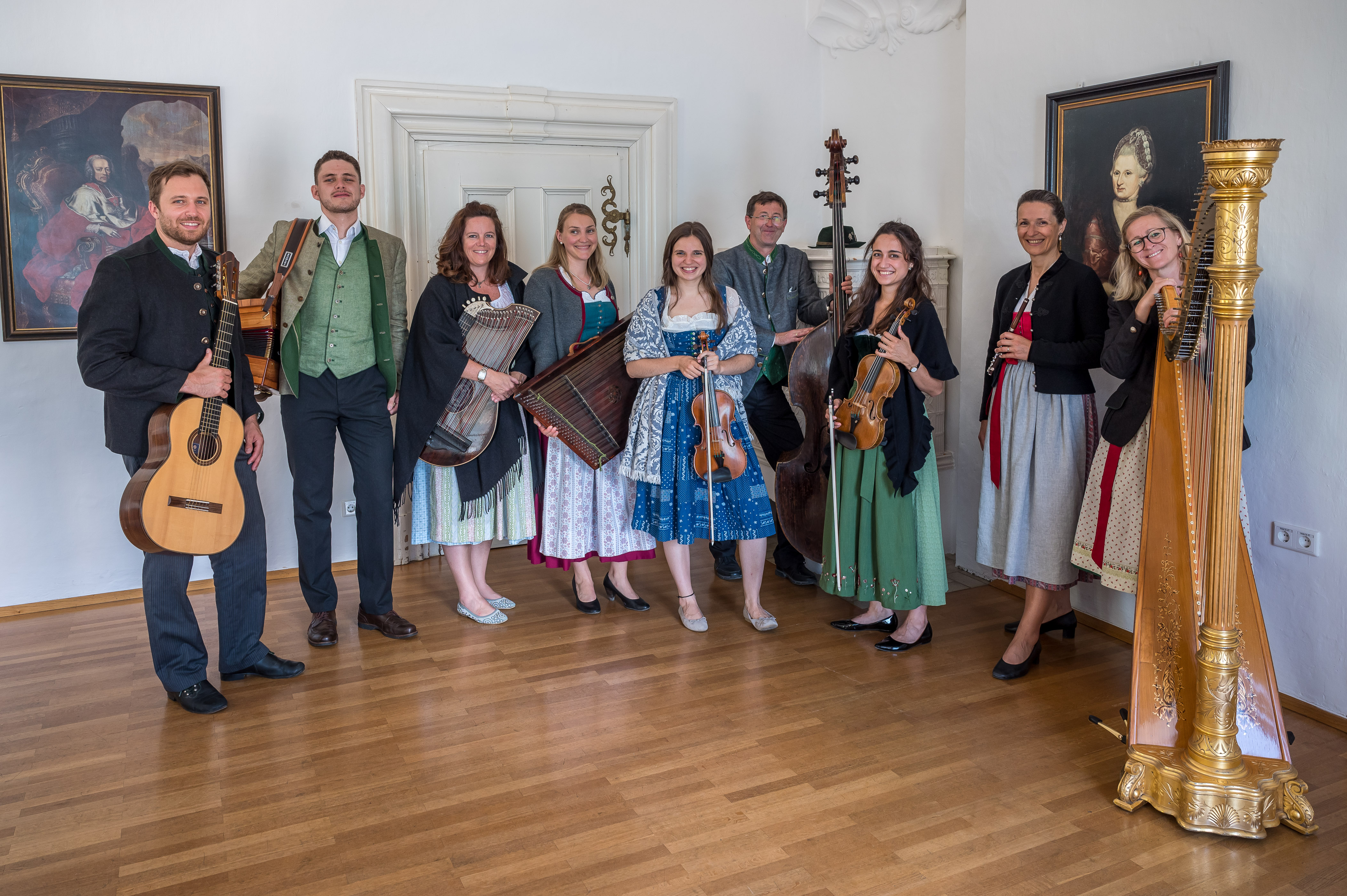 Radauer Ensemble mit Waltraud Stögner (Harfe), Silvia Reith Höfer (Zither), Maria Purzeller (Hackbrett), Irmgard Messin (Flöte), Alexandra Seiwald und Sara Maier (Geigen), Benedikt Landenhammer (Gitarre), Leonhard Hartinger (Harmonika) und Josef Radauer (Kontrabass, Programm und Moderation)