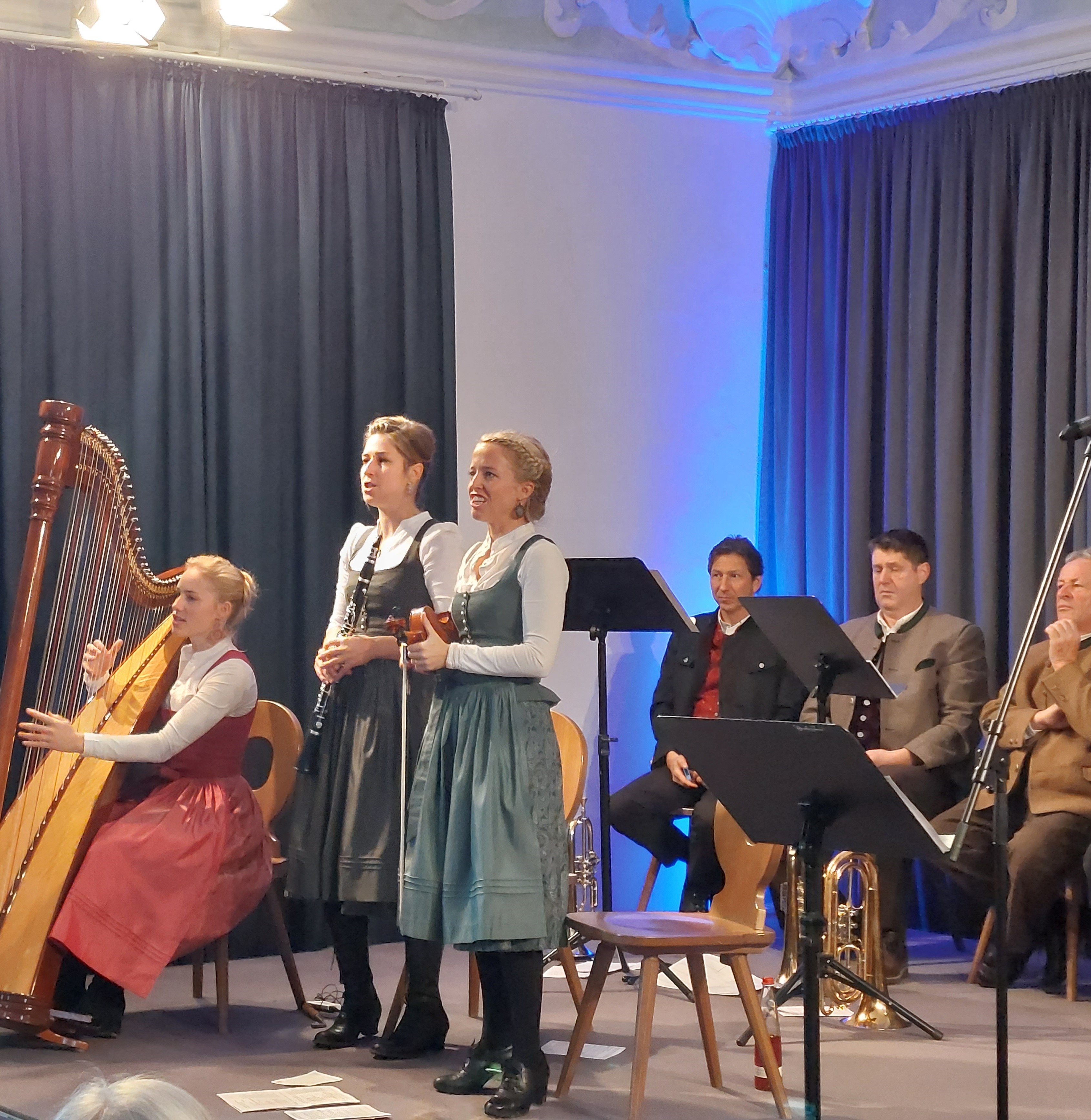 Musiker auf der Bühne bei der Adventsmatinee des ZeMuLI 2023 in Kloster Seeon