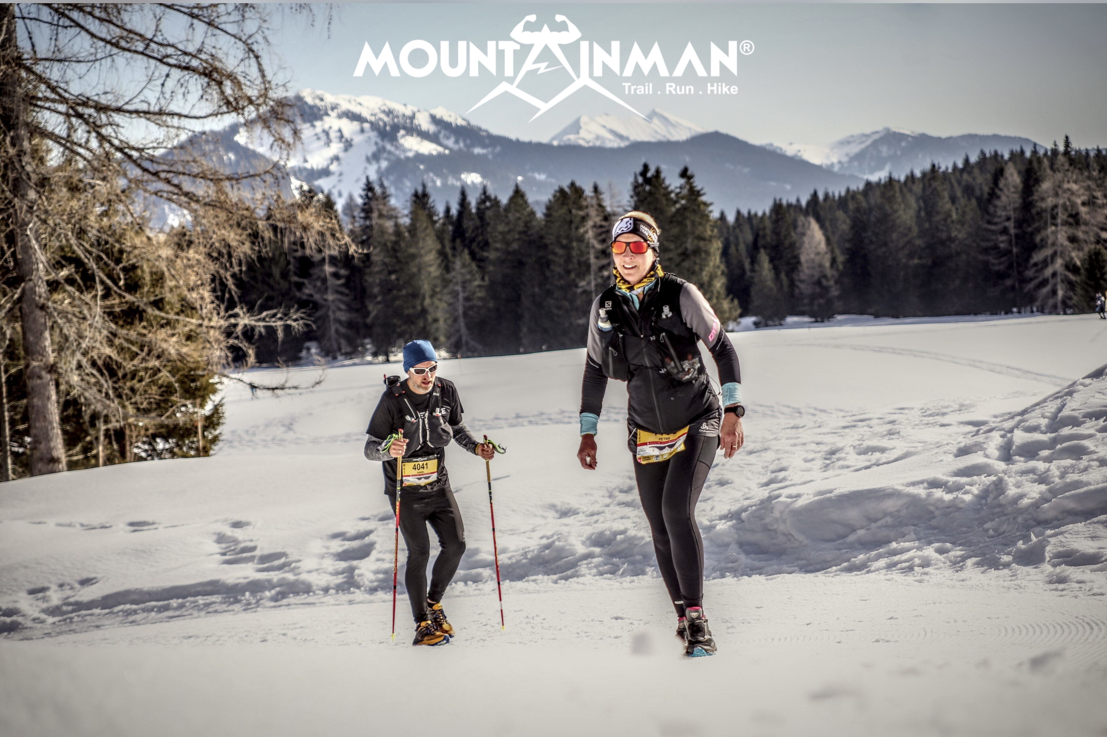 2 Teilnehmer:innen bei der Veranstaltung "Mountainman" in der Winterlandschaft