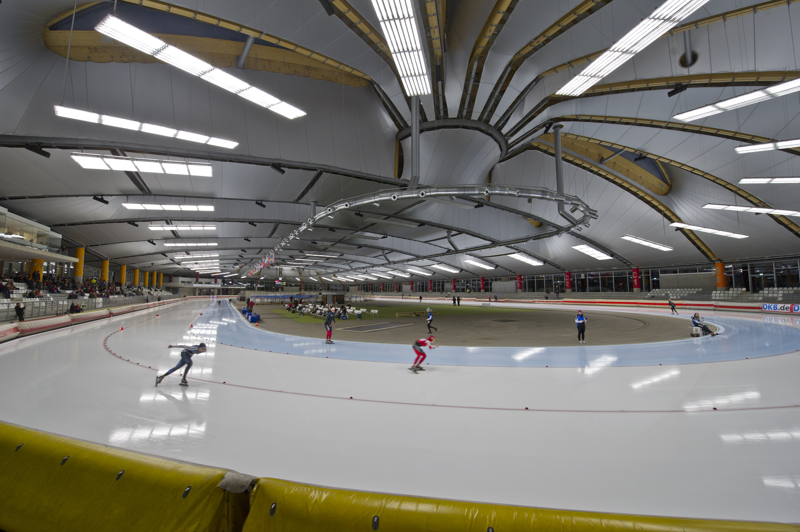 Schlittschuhlaufen in der Max Aicher Arena in Inzell