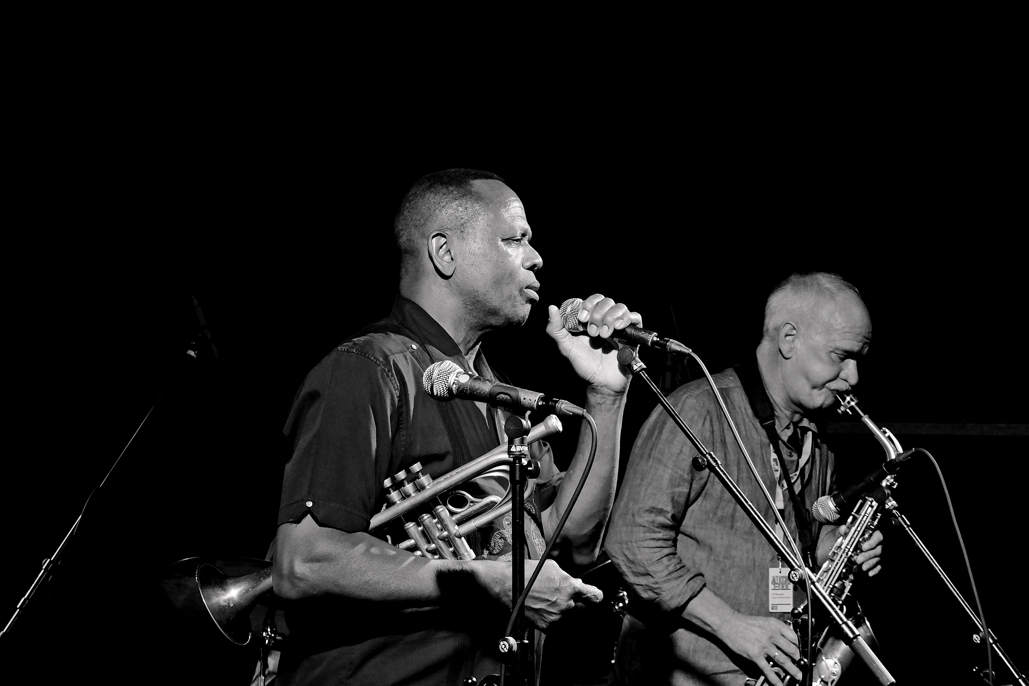 Leroy Jones & Juli Wunner in schwarz/weiß mit Trompete und Saxofon 