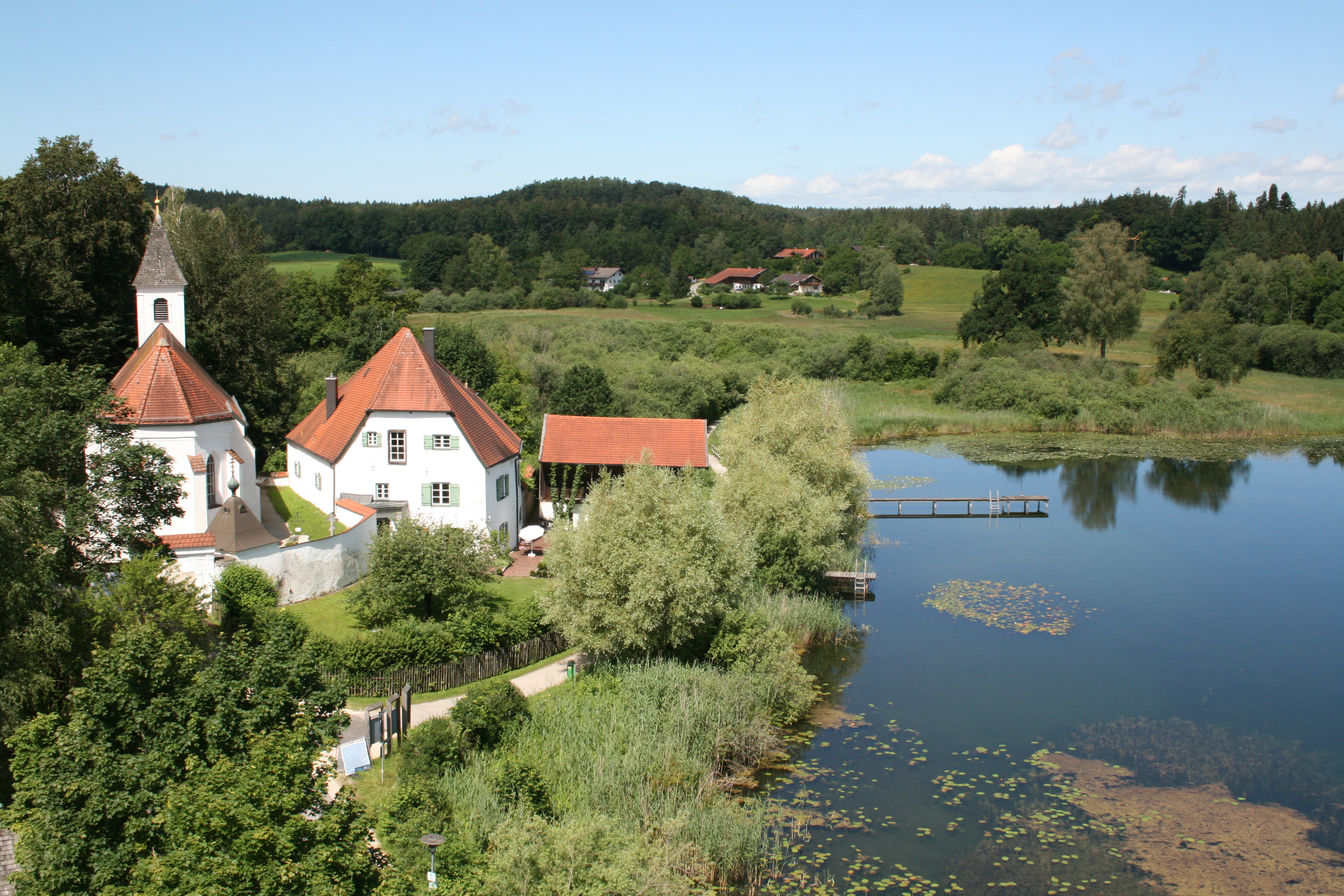 Luftaufnahme Kirche St. Walburg bei Kloster Seeon