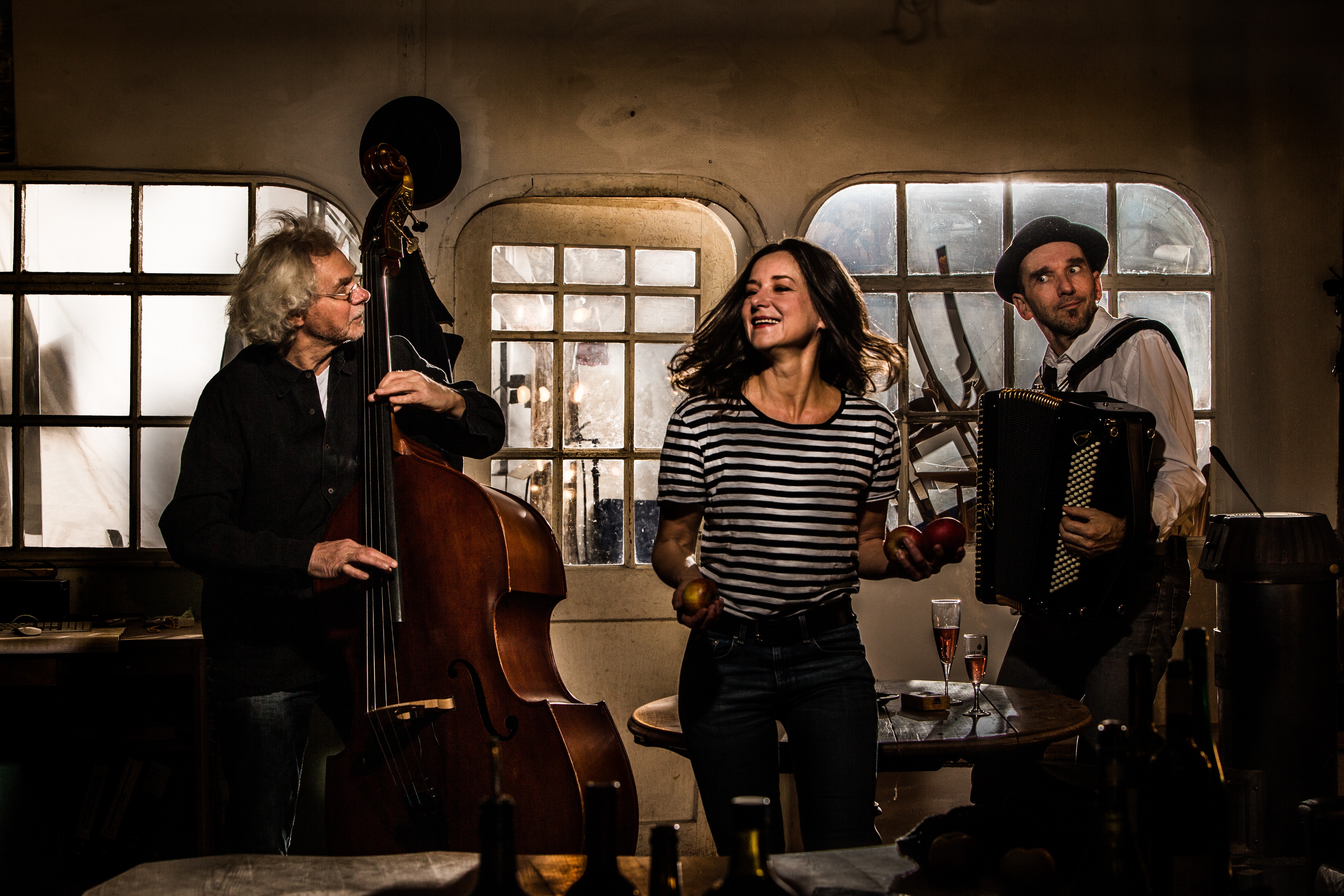 Trio Trikolore mit Sepp Frank an Kontrabass, Eva Sixt Gesang & Tanz, Rainer J. Hofmann am Akkordeon